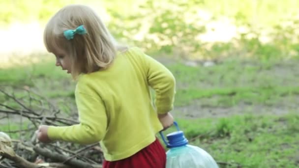 Kind mit Tante beim Picknick — Stockvideo