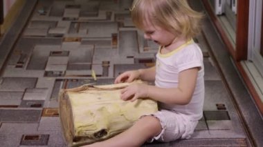 Günlük ile oynayan kız