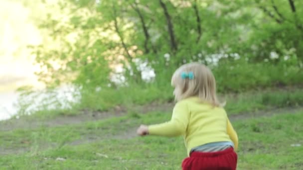 Niño con picnic de palo — Vídeos de Stock