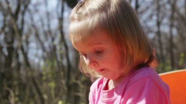 Doğadaki küçük kız