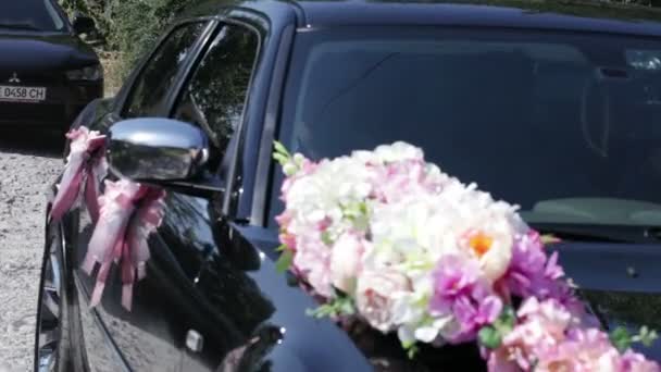Bruiloft decoraties op auto — Stockvideo