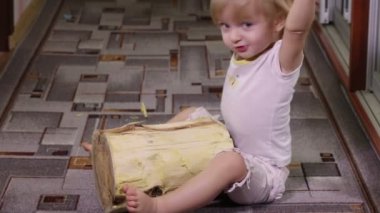 Günlük ile oynayan kız