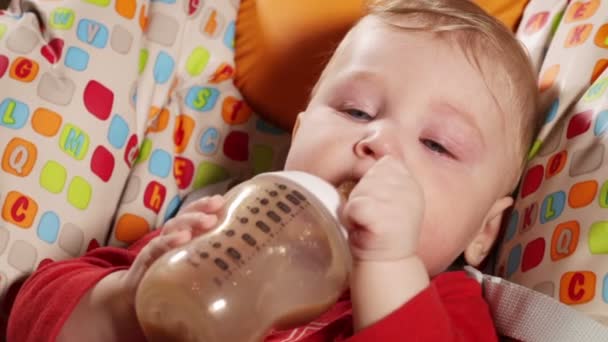 Baby mit Flasche füttern — Stockvideo