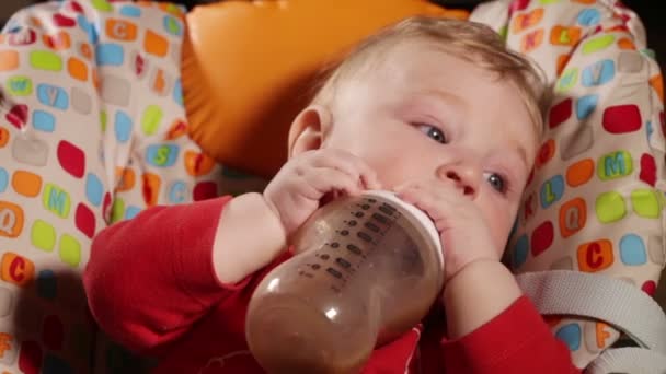 Baby mit Flasche füttern — Stockvideo