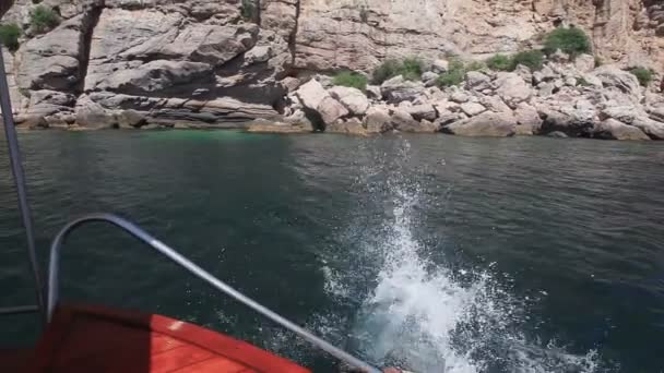 Girl jump in sea — Stock Video
