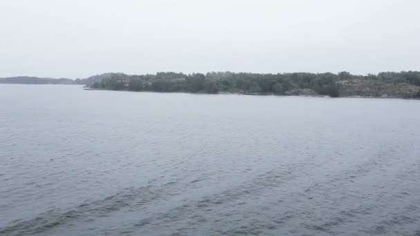 Uitzicht over rivier eiland — Stockvideo
