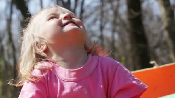 Niña en la naturaleza — Vídeos de Stock