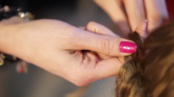Збирання та плетіння волосся — стокове відео