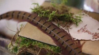 Çiçek ve kuş tüyü yaptırın