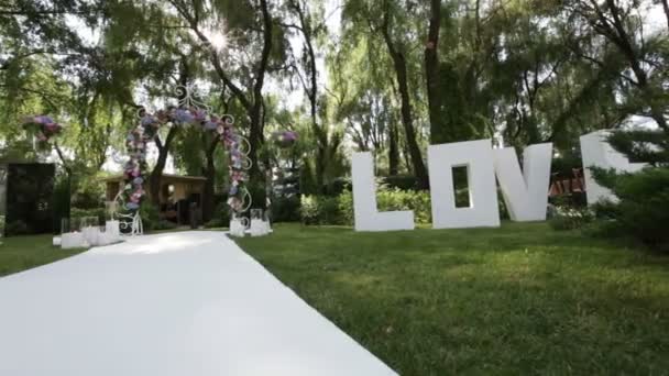 Украшенная свадебная арка — стоковое видео
