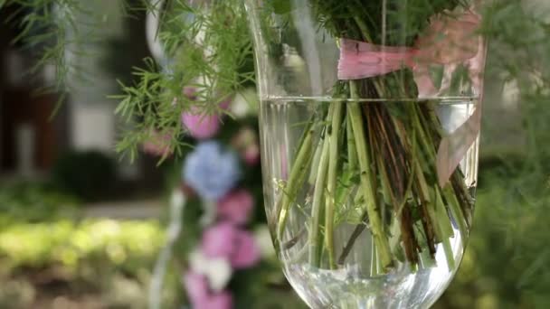 Blumenstrauß in der Vase — Stockvideo
