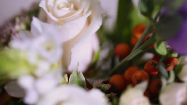 Detalhes mesa de casamento decoração com flores — Vídeo de Stock