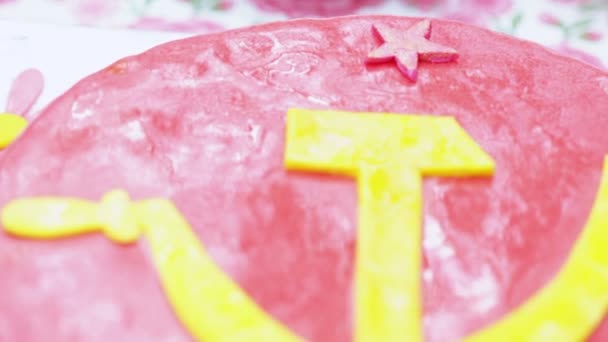 Cake with hammer and sickle — Stock Video