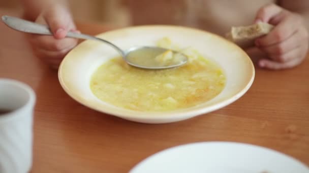 Comer sopa — Vídeos de Stock