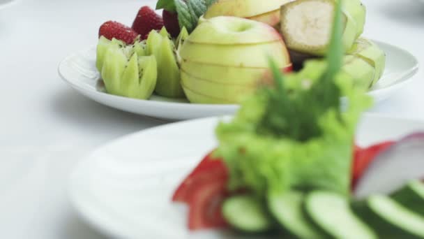 Нарезать фрукты и овощи — стоковое видео