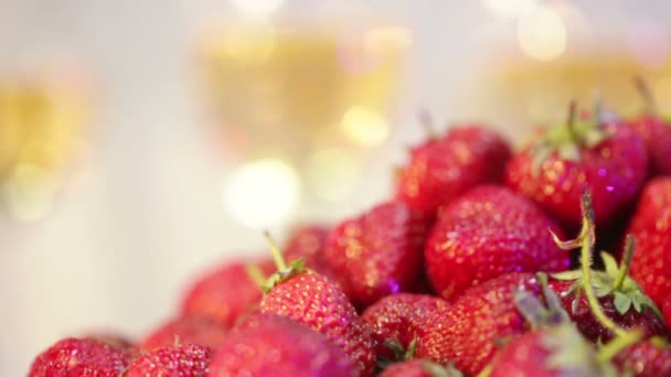 Strawberries and champagne — Stock Video