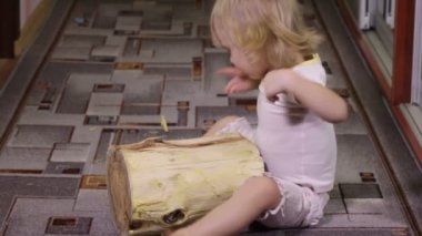 Günlük ile oynayan kız