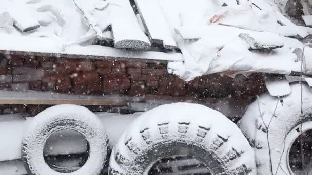 Neumáticos cubiertos de nieve — Vídeo de stock
