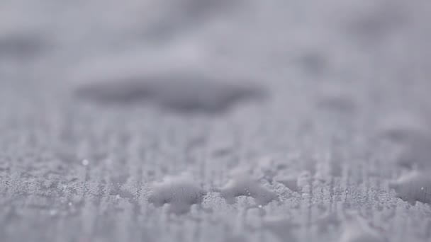 gouttes d'eau sur la surface en bois