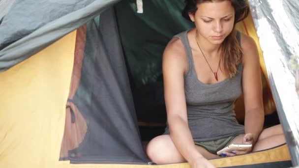 Koffie en smartphone in tent — Stockvideo