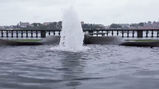 Fontana con vista sulla città — Video Stock