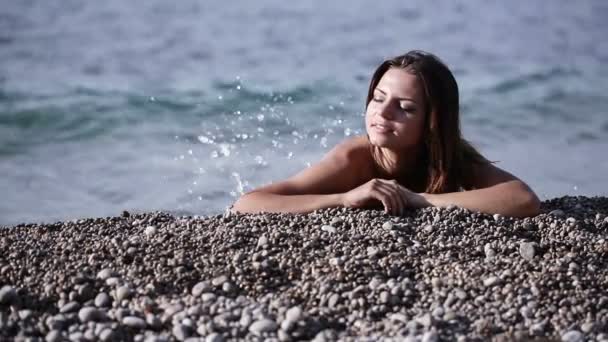 Fille sur la plage — Video