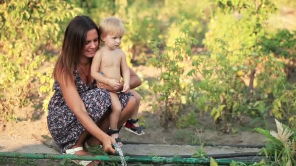 Жінка з дитиною политою — стокове відео