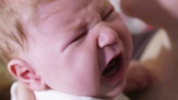 Mamá con el bebé llorando. UC — Vídeos de Stock