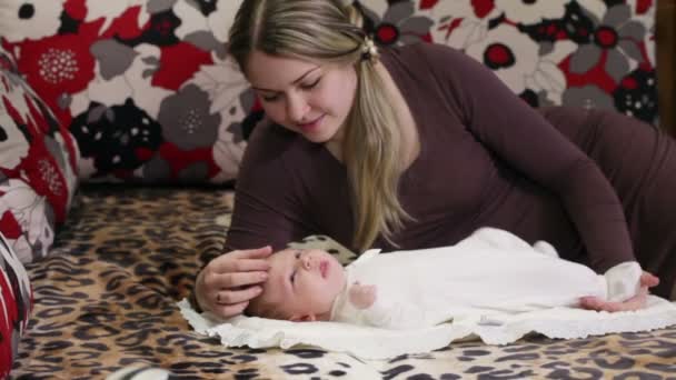 Αγγίζοντας το μωρό. Γενικό σχέδιο — Αρχείο Βίντεο
