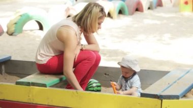 Anne ile bebek sandbox