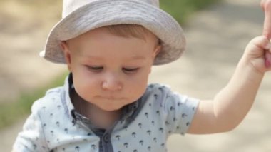 Bebek ilk dişleri olan