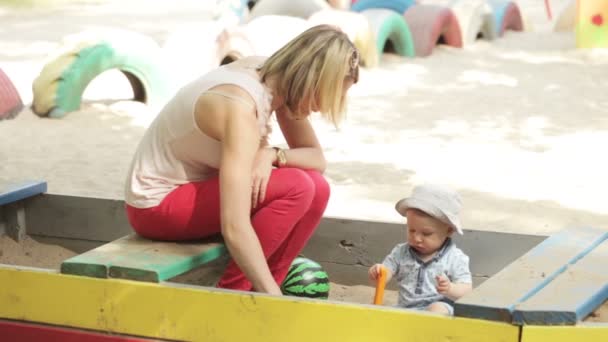 Mamá con caja de arena bebé — Vídeo de stock