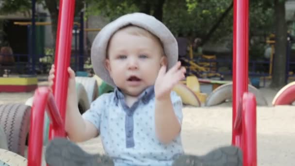 Niño en swing — Vídeos de Stock