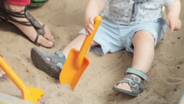 Mutter mit Baby-Sandkasten — Stockvideo