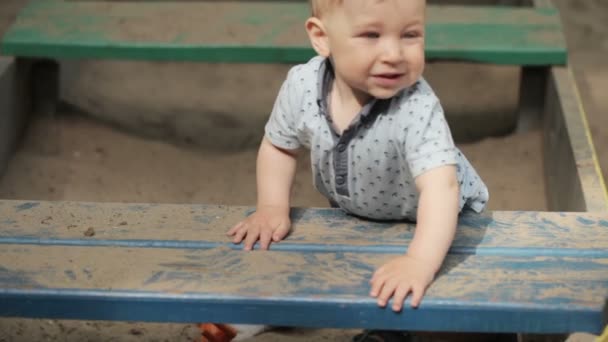 Mamá con caja de arena bebé — Vídeos de Stock