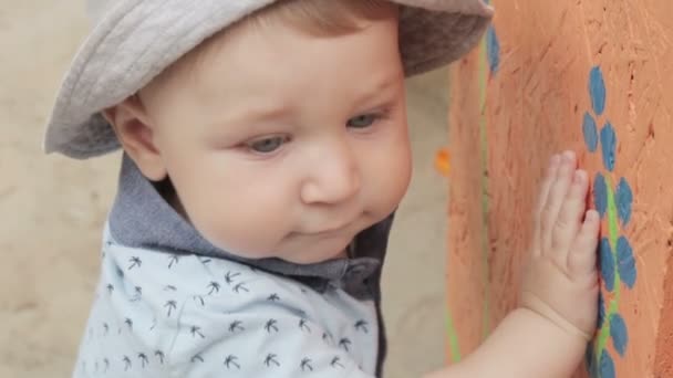 Дитина в іграшковому будинку — стокове відео