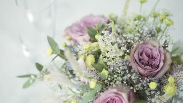 Bouquet décoratif à table servie — Video
