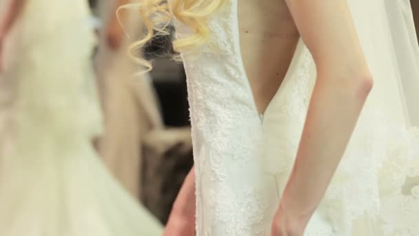 Schnürendes Hochzeitskleid — Stockvideo