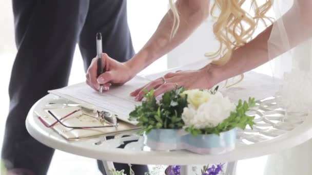 Marriage sign contract — Stock Video