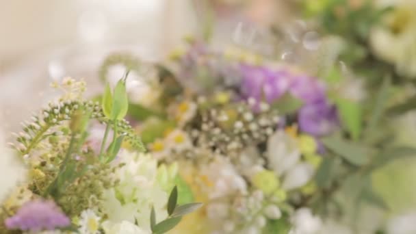 Bouquet decorativo a tavola servita — Video Stock