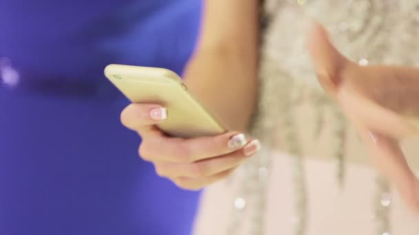 Smartphone in hand vrouw — Stockvideo