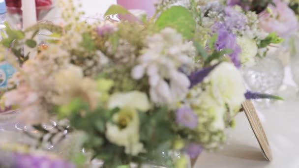 Bouquet décoratif à table servie 