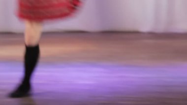 Sahnede İskoç dansı