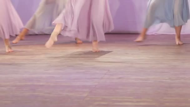 Barfuß auf der Bühne tanzen — Stockvideo