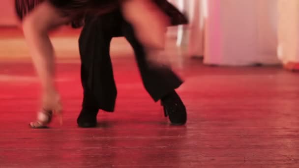 Tanec na jevišti s židlí — Stock video