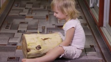 Günlük ile oynayan kız