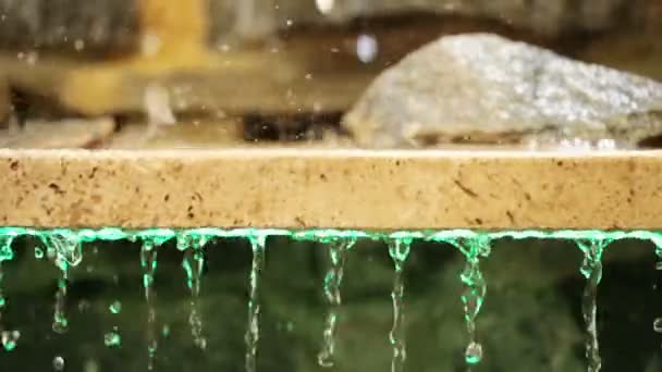 Granitplatte mit Steinen und Wasser — Stockvideo