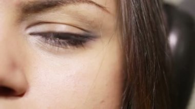 Kulaklık kızla yakın çekim