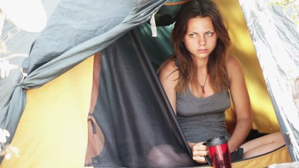 Koffie in een tent — Stockvideo