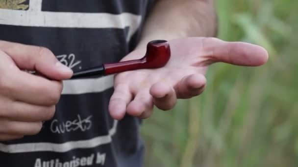 Smoking pipe in his hand — Stock Video